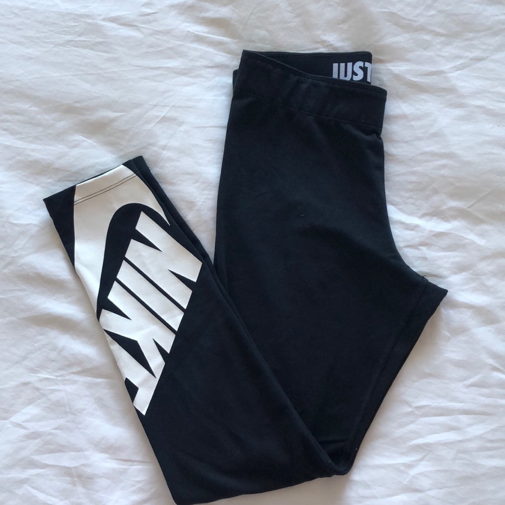 NIKE Sportswear Women’s High Waisted Leggings